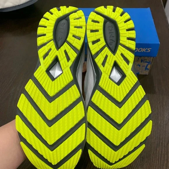 NEVER WORN. - Picture 4 of 4